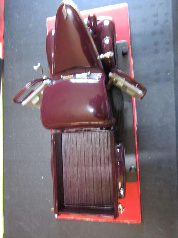 Studebaker Coupe Express Pick Up - 1937 - scale 1/18 With Perspex cover