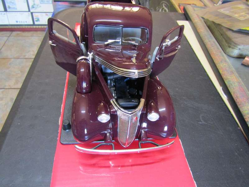Studebaker Coupe Express Pick Up - 1937 - scale 1/18 With Perspex cover