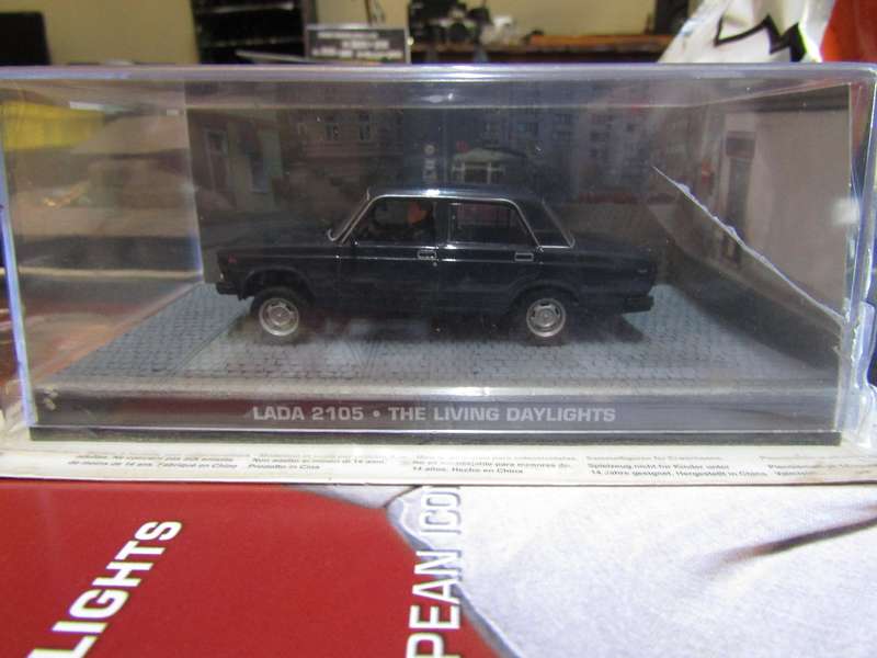 007 Lada Vas 1500  - Living Daylights - scale 1/43. Sealed. With Book Nr 118