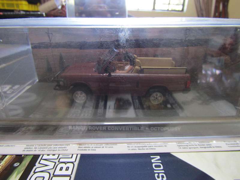 007 Range Rover Convertible - Octopussy - scale 1/43. Sealed. with Book Nr 99