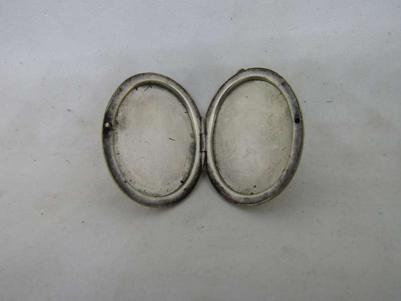 1902 Sterling Silver Locket 3cm high