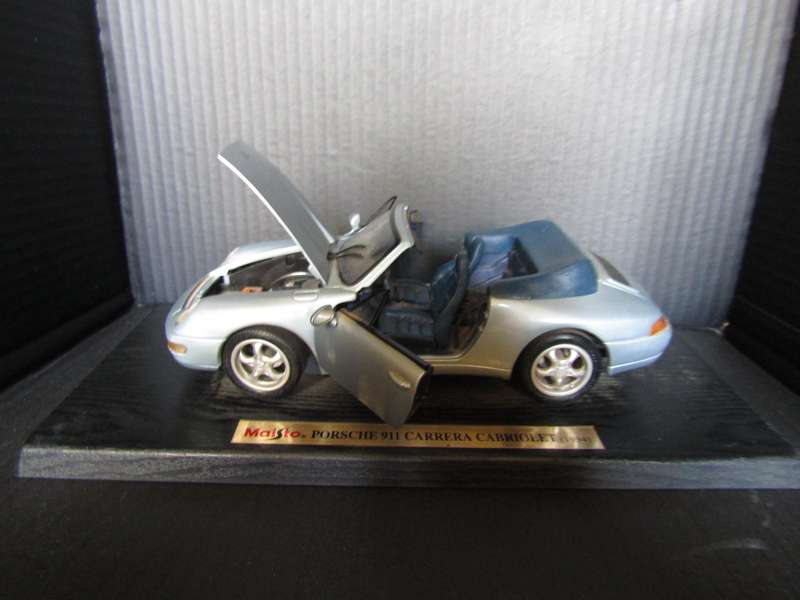 1994 Maisto Porsche 911 Carrera Cabriolet Scale 1:24