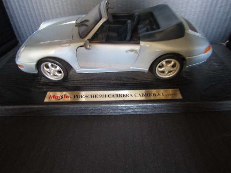 1994 Maisto Porsche 911 Carrera Cabriolet Scale 1:24