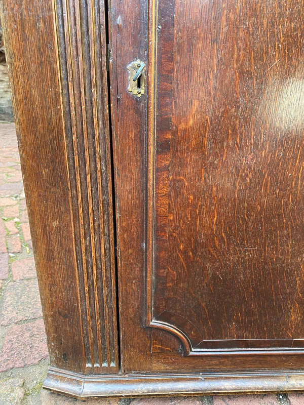 A GEORGE III MAHOGANHY HANGING CORNER CABINET