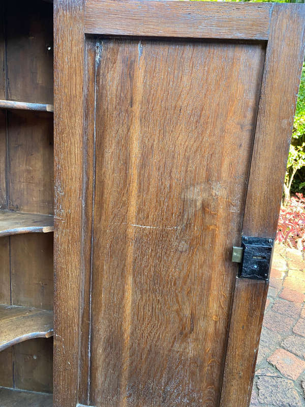 A GEORGE III MAHOGANHY HANGING CORNER CABINET