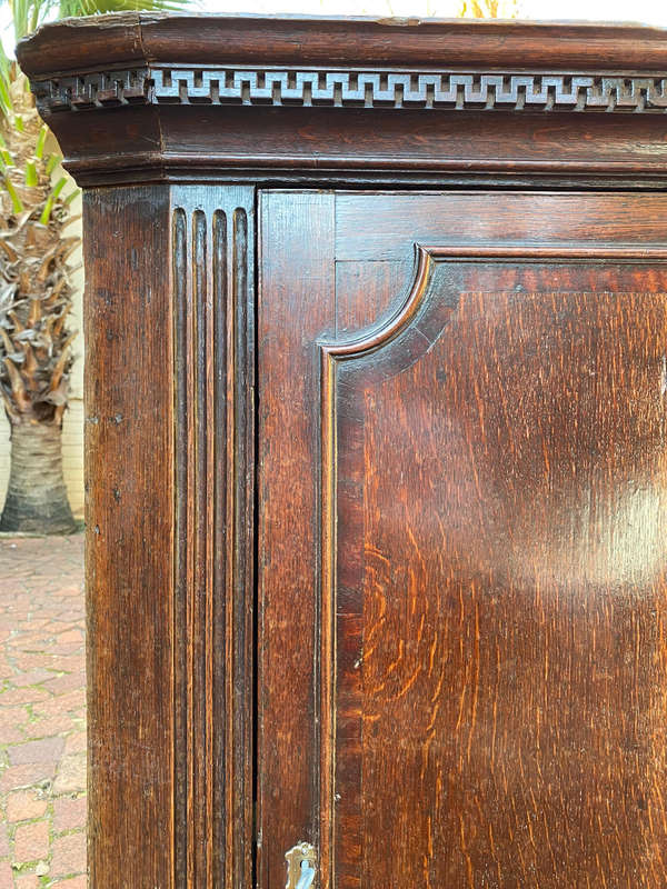 A GEORGE III MAHOGANHY HANGING CORNER CABINET