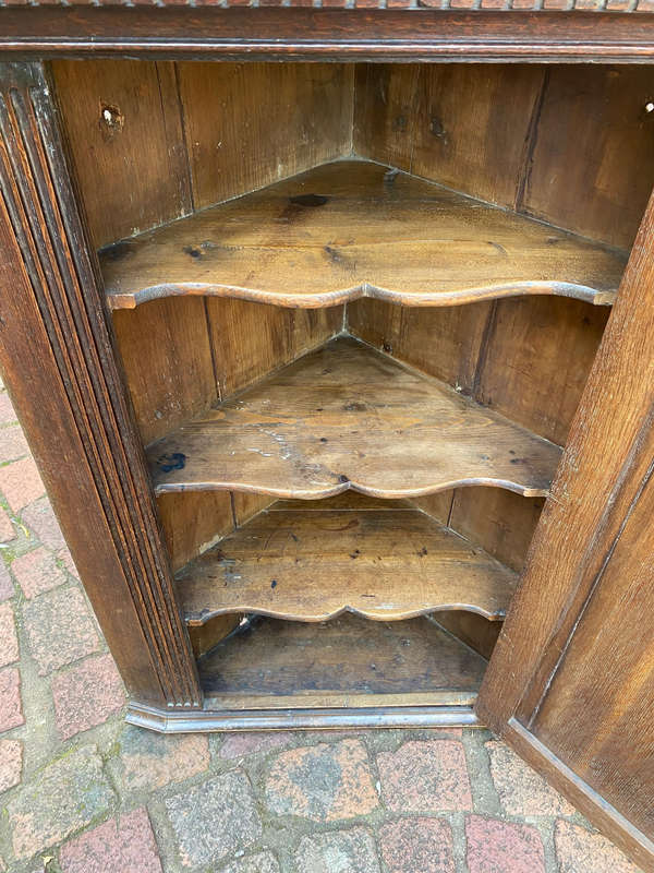 A GEORGE III MAHOGANHY HANGING CORNER CABINET