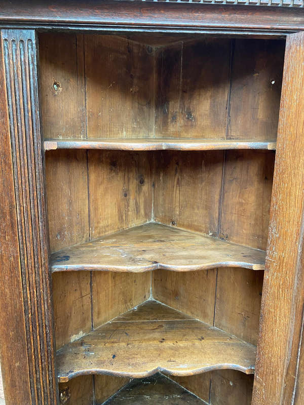 A GEORGE III MAHOGANHY HANGING CORNER CABINET