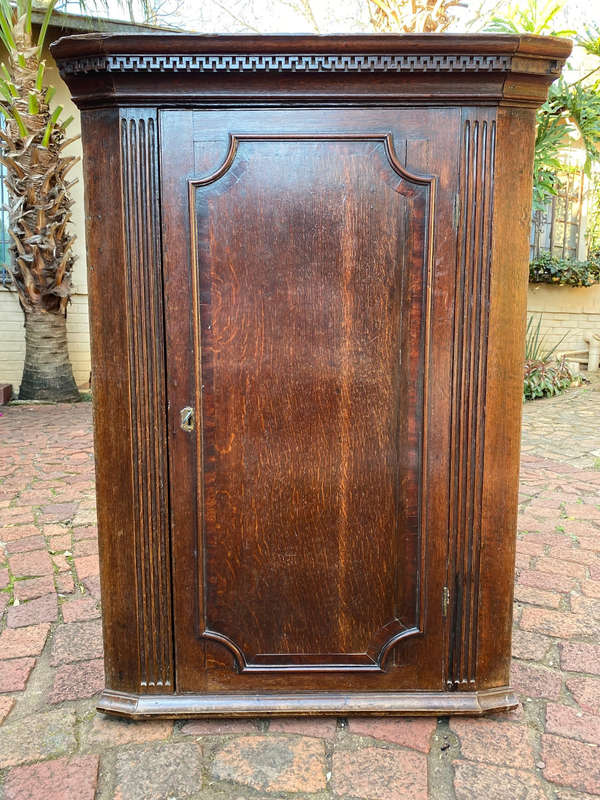 A GEORGE III MAHOGANHY HANGING CORNER CABINET