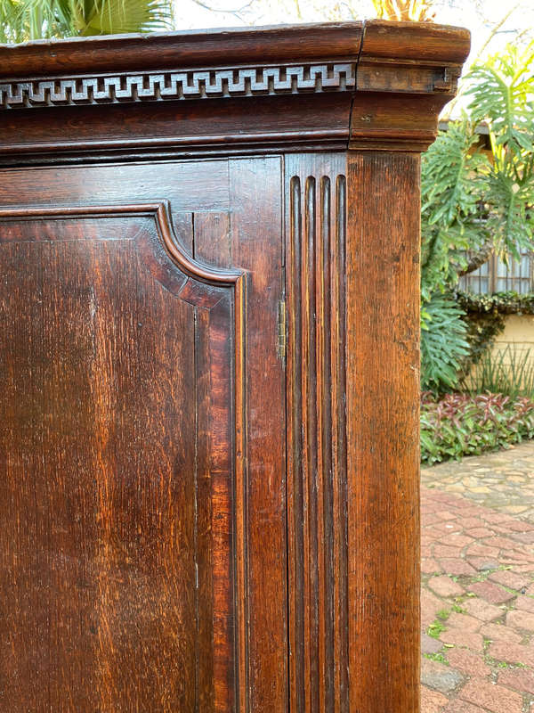A GEORGE III MAHOGANHY HANGING CORNER CABINET