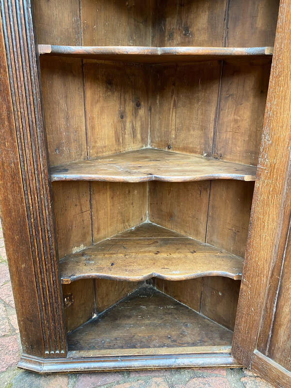 A GEORGE III MAHOGANHY HANGING CORNER CABINET