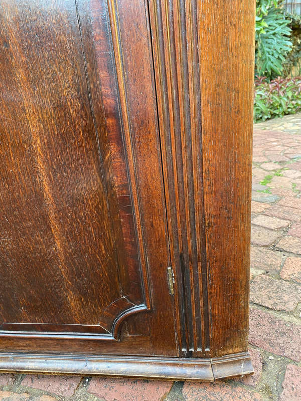 A GEORGE III MAHOGANHY HANGING CORNER CABINET
