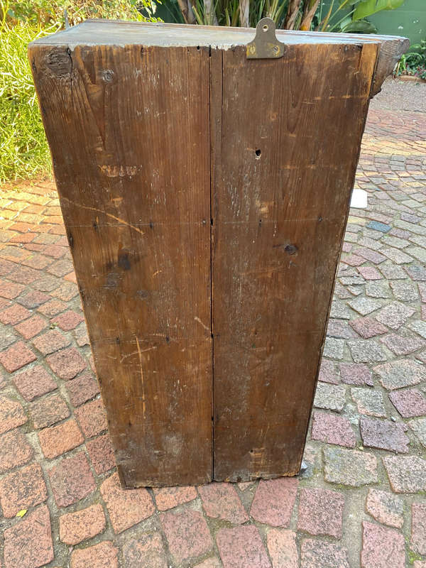 A GEORGE III MAHOGANHY HANGING CORNER CABINET
