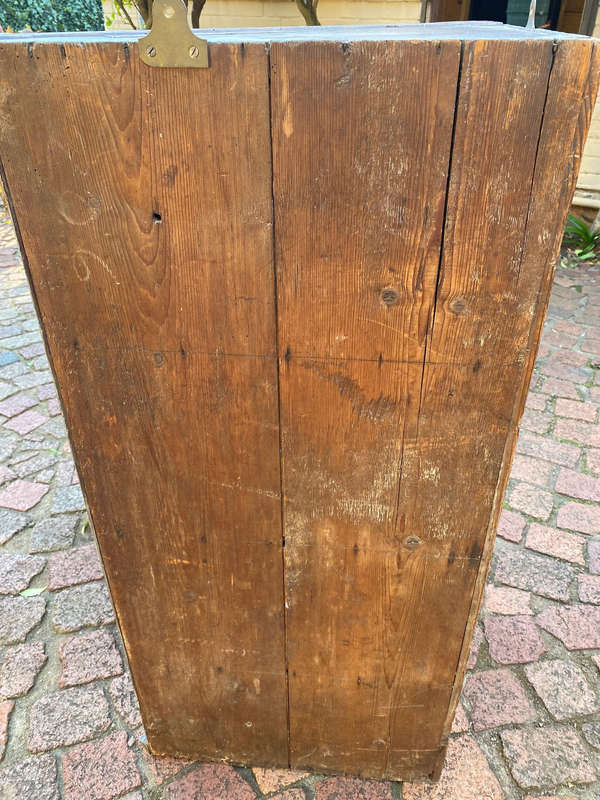 A GEORGE III MAHOGANHY HANGING CORNER CABINET