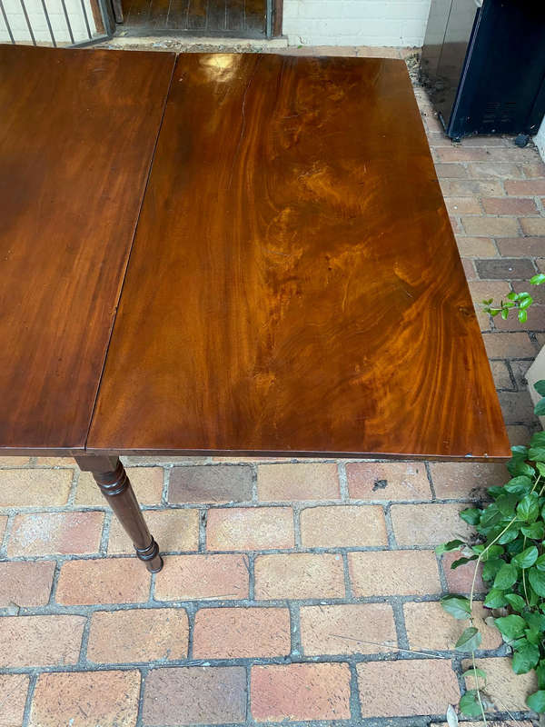 Antique Georgian Mahogany gate leg drop leaf table