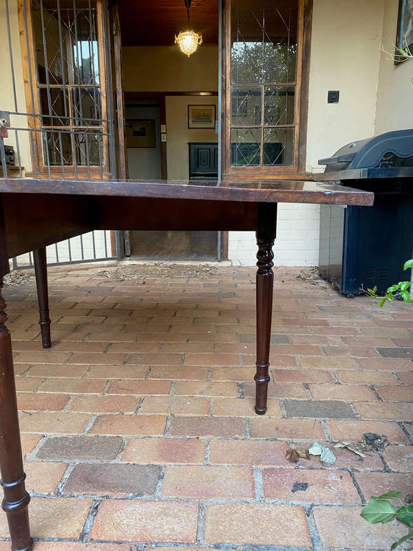 Antique Georgian Mahogany gate leg drop leaf table