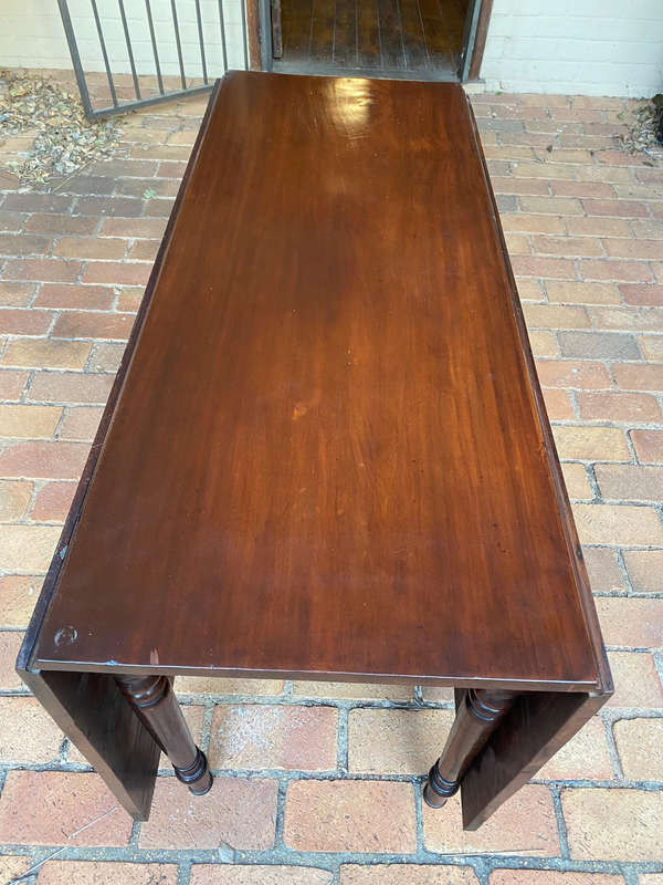 Antique Georgian Mahogany gate leg drop leaf table