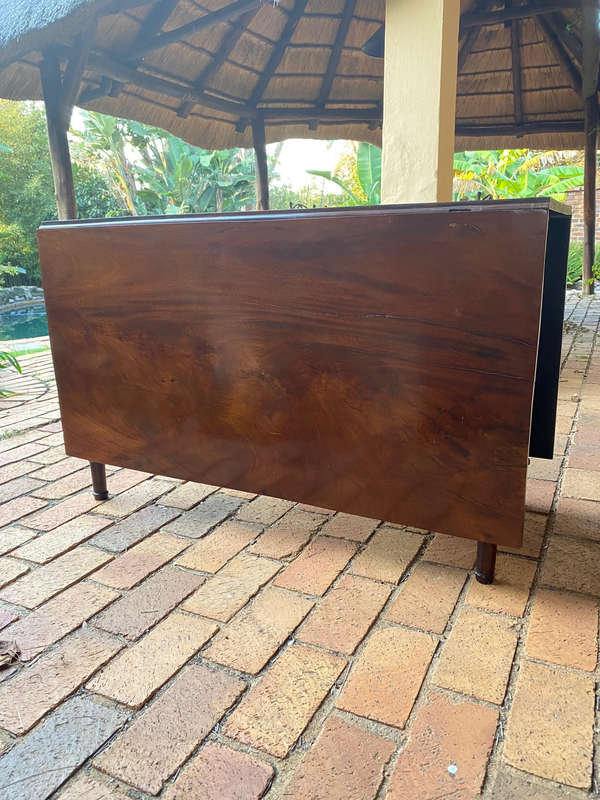 Antique Georgian Mahogany gate leg drop leaf table