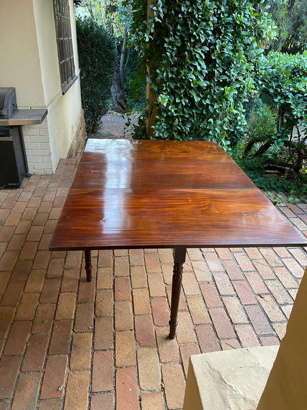 Antique Georgian Mahogany gate leg drop leaf table