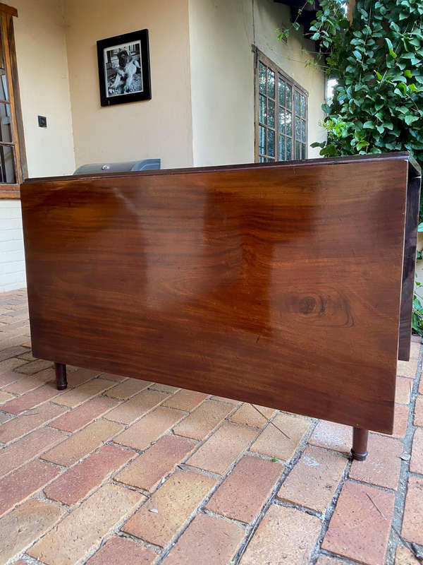 Antique Georgian Mahogany gate leg drop leaf table