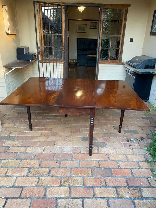 Antique Georgian Mahogany gate leg drop leaf table