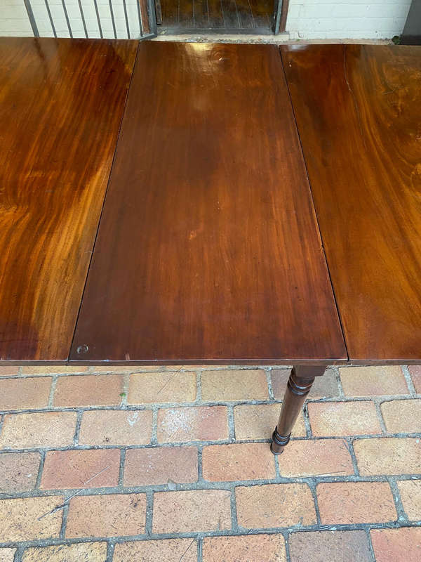Antique Georgian Mahogany gate leg drop leaf table