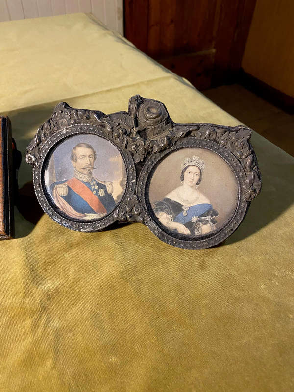 small antique frames x3