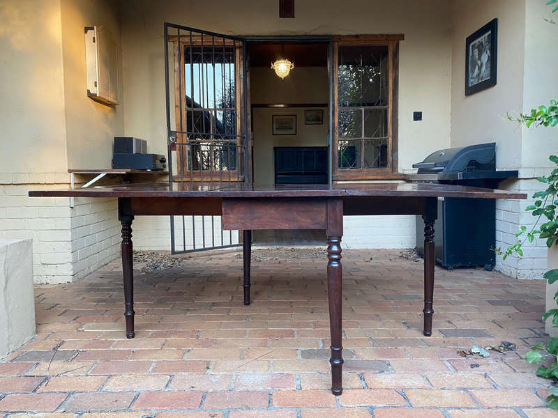 Antique Georgian Mahogany gate leg drop leaf table