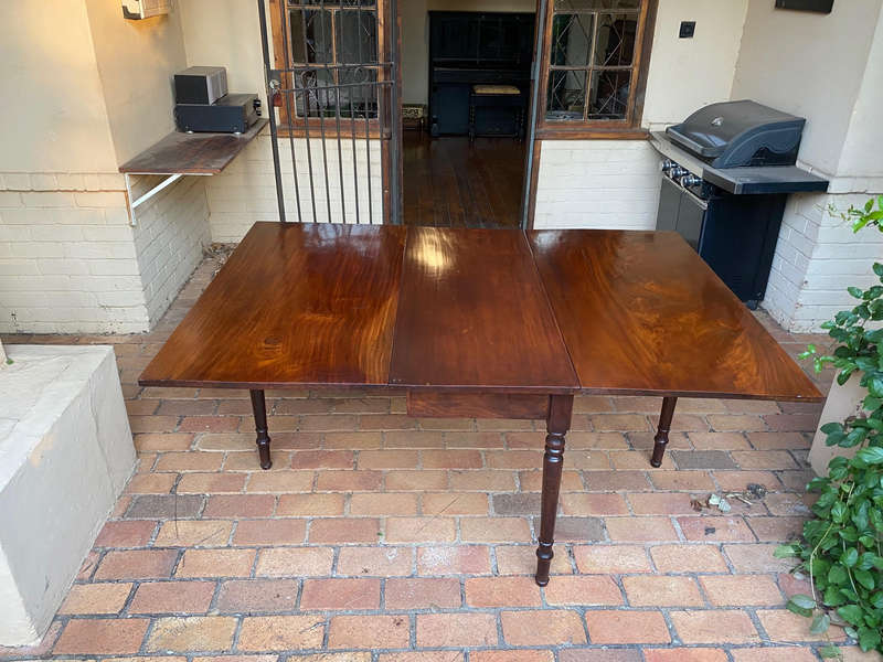 Antique Georgian Mahogany gate leg drop leaf table