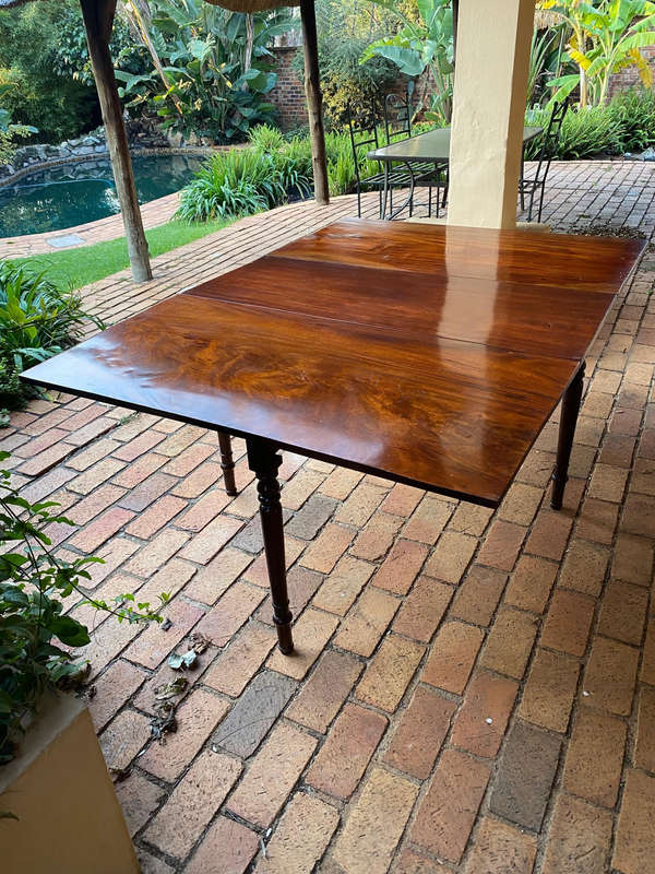 Antique Georgian Mahogany gate leg drop leaf table