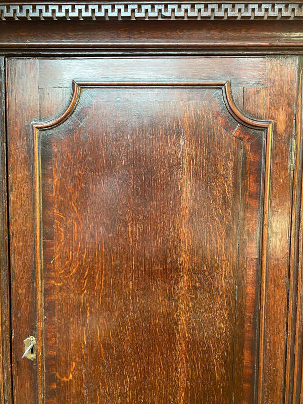 A GEORGE III MAHOGANHY HANGING CORNER CABINET