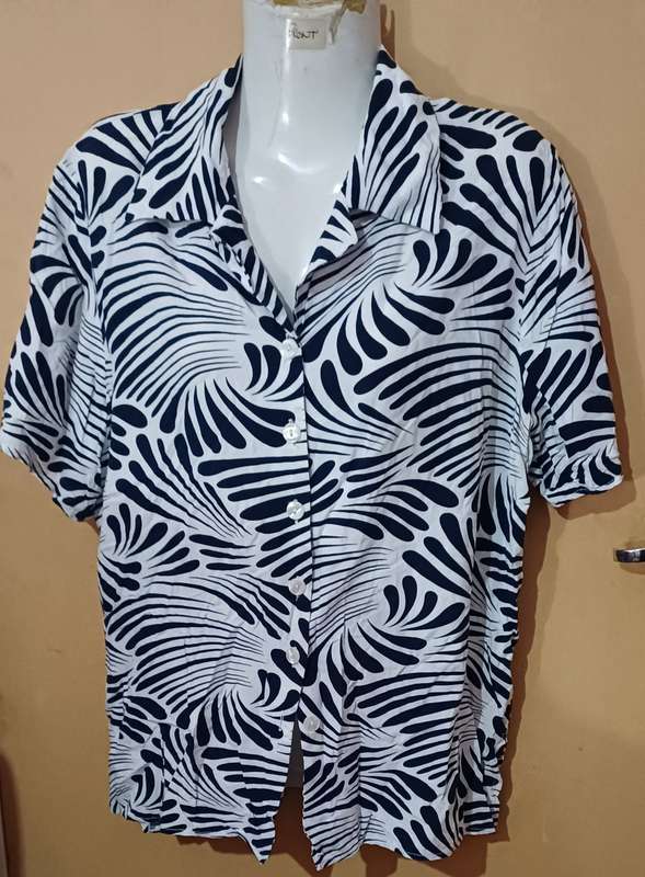 Ladies - Black & White Blouse - Make - Nine 2 Nine - Size - 14/38