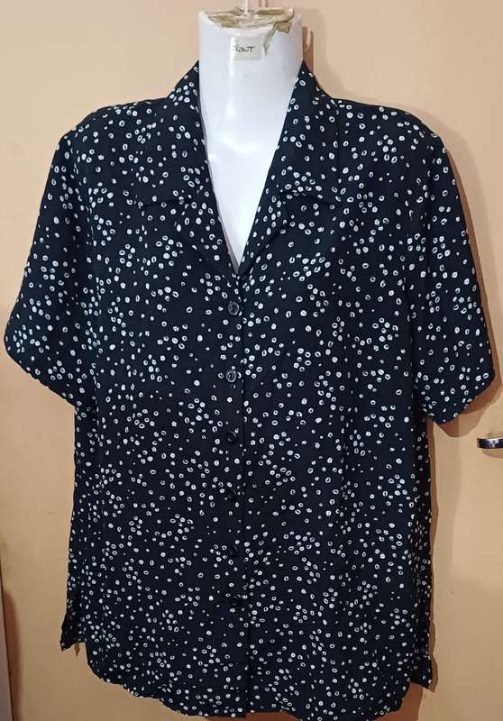 Ladies - Black & White Blouse - Make -Nine 2 Nine - Size - no size