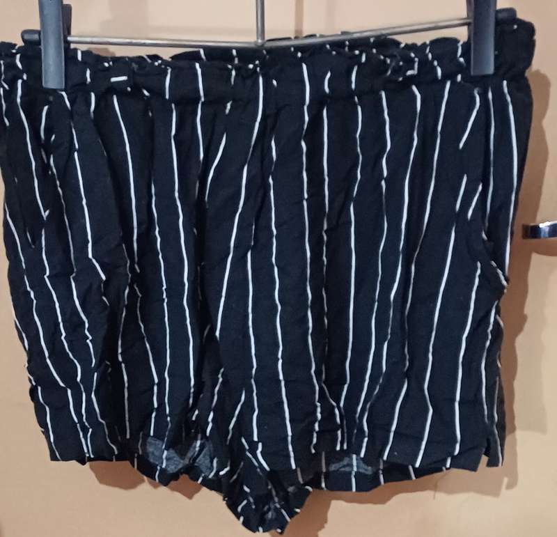 Ladies - Black & White Shorts - Make - Real Basics - Size - L
