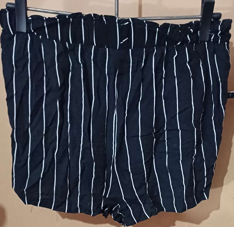 Ladies - Black & White Shorts - Make - Real Basics - Size - L