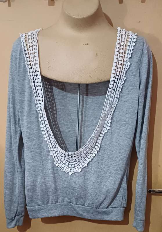 Ladies - Grey & White Top - Make - no make - Size - no size