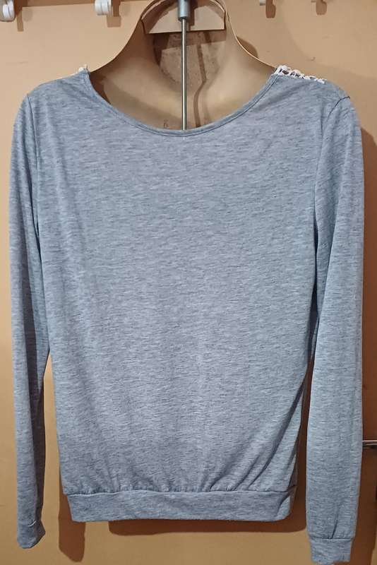 Ladies - Grey & White Top - Make - no make - Size - no size