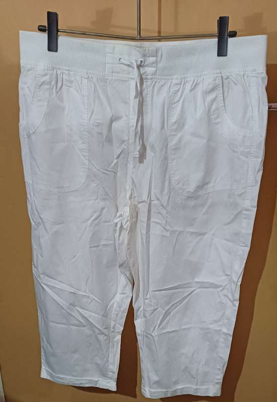Ladies - 3/4 White Shorts - Make - Real Woman - Size - XL