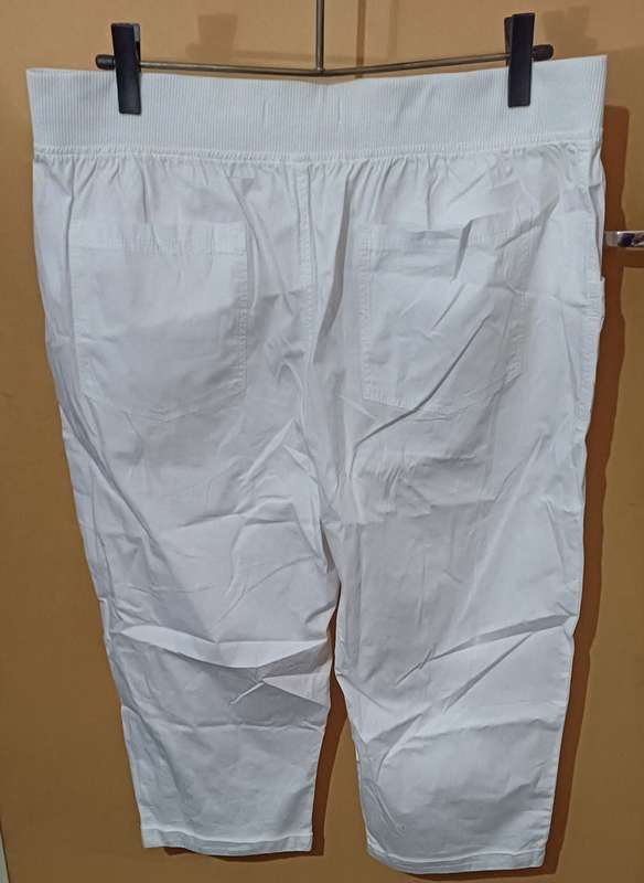 Ladies - 3/4 White Shorts - Make - Real Woman - Size - XL