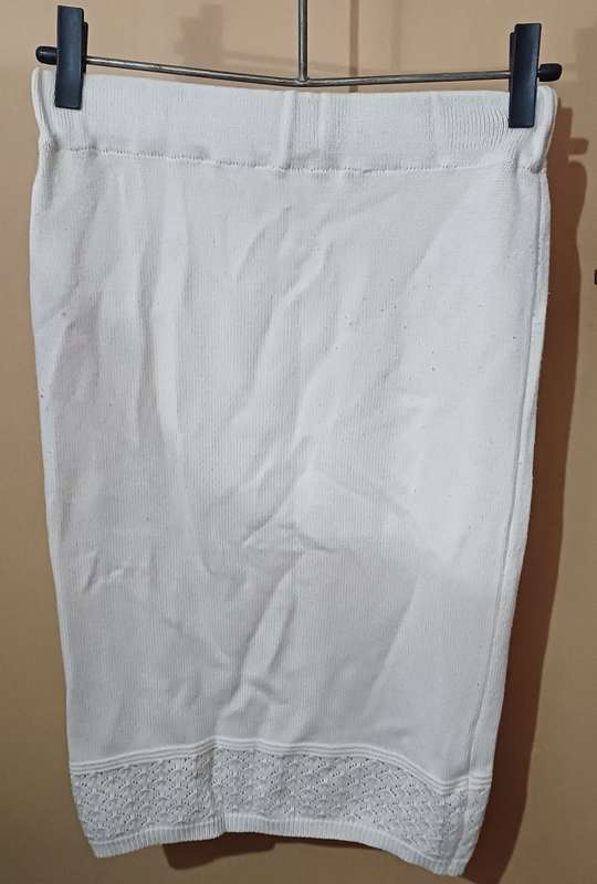 Ladies - Beige Knitted Skirt - Make - no make - Size - no size