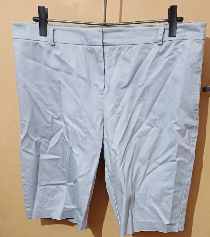 Ladies - Grey Shorts - Make - Woolworths - Size - 14/38