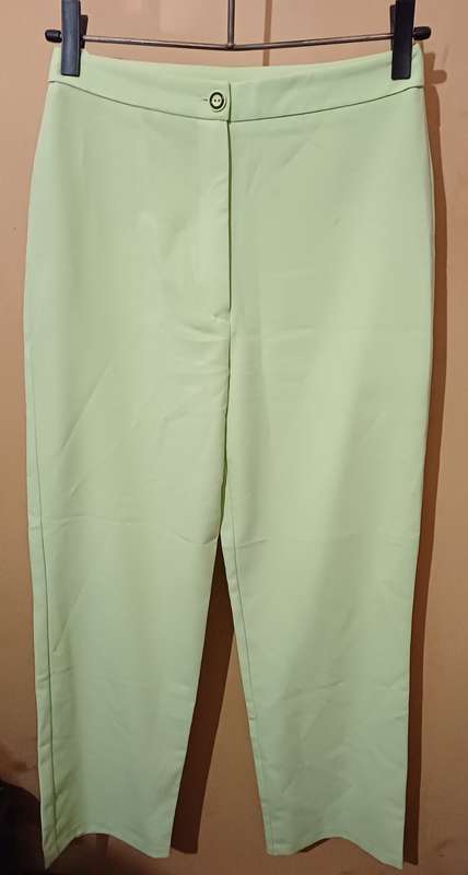 Ladies - Green Pants - Make - no make - Size - 32