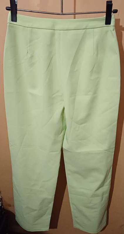 Ladies - Green Pants - Make - no make - Size - 32