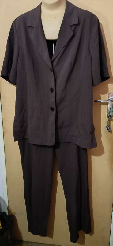 Ladies - 2 Pce Brown Outfit - Make - Miladys Rene Taylor - Size - pants 44 top 42