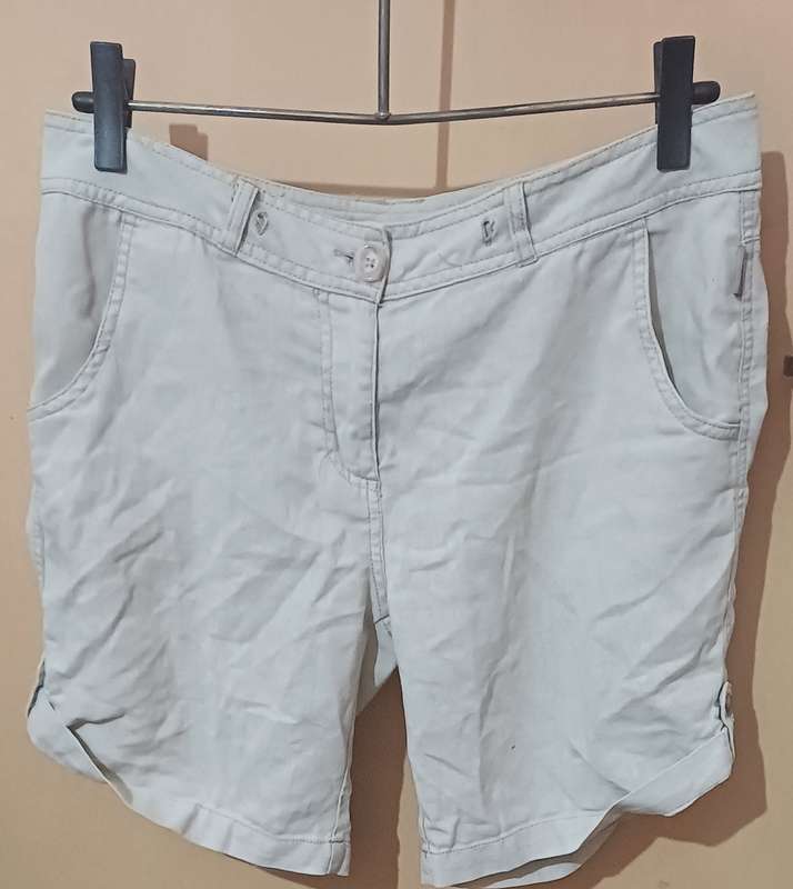 Ladies - Beige Shorts - Make - Maxed - Size - 34