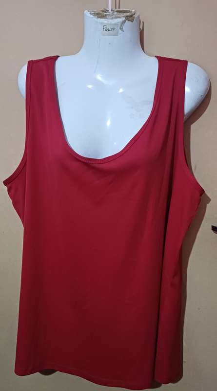 Ladies - Red Top - Make - no make - Size - 22 Bust 120cm