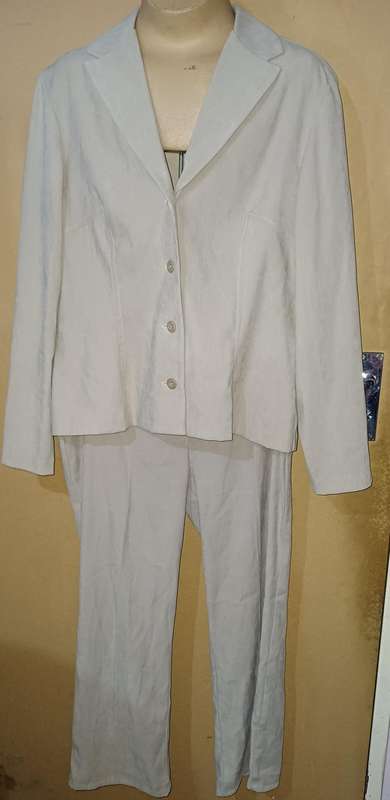 Ladies - 2 Pc Outfit - Make - La Vie- Size - 14