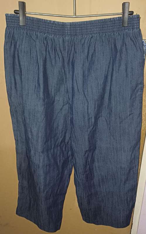 Ladies - 3/4 Jeans - Make - Clothes Line - Size - 38