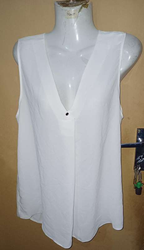 Ladies - White Top - Make - La Vie - Size - 14