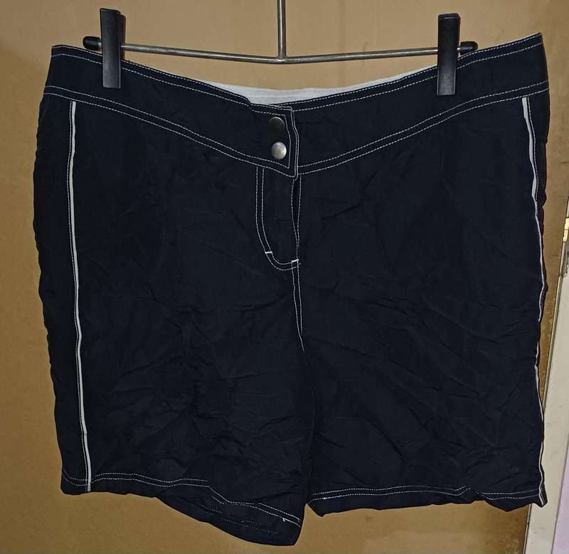 Ladies - Shorts - Make - Woolworths - Size - 16